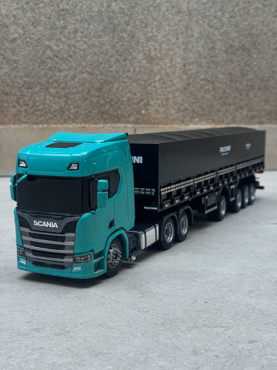 Miniatura Scania NTG + Carreta 4 Eixos Facchini – Escala 1/24 (Personalizável)