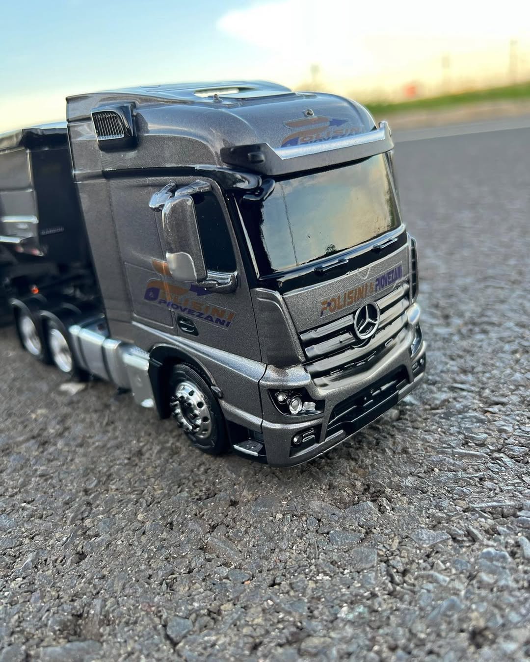 Miniatura Mercedes-Benz Actros 2651 + Rodocaçamba Randon – Escala 1/24 (Personalizável)