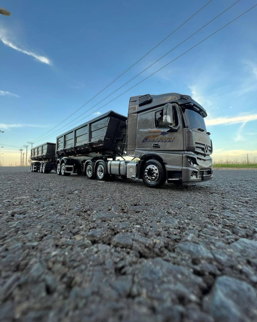 Miniatura Mercedes-Benz Actros 2651 + Rodocaçamba Randon – Escala 1/24 (Personalizável)