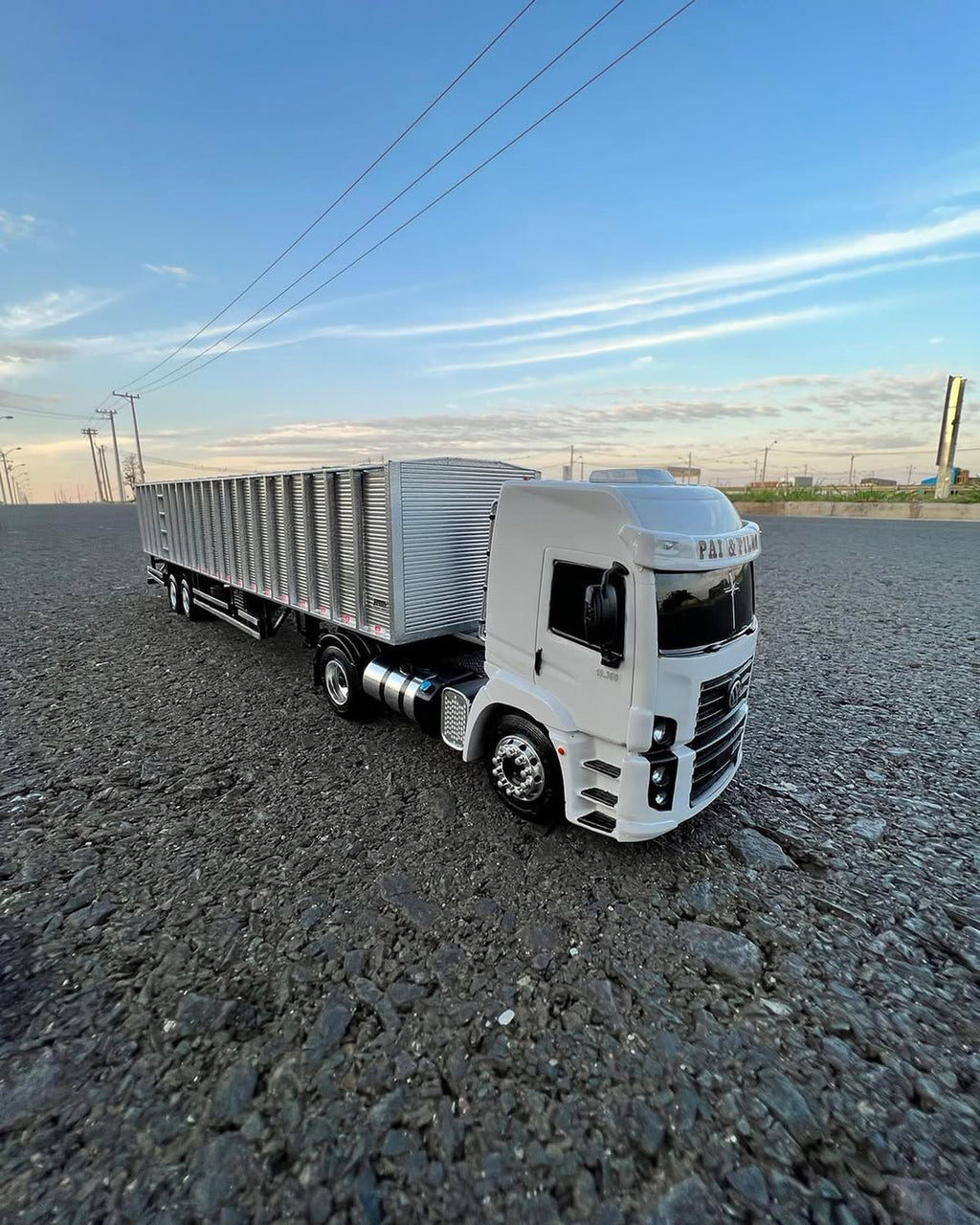 Miniatura Volkswagen Constellation 19.360 + Carreta Boiadeira Alumínio – Escala 1/24 (Personalizável)