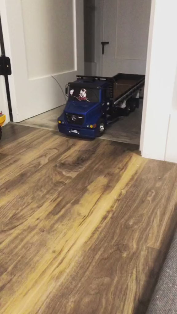 Caminhão Mercedes-Benz Atron 2324 Carroceria – Escala 1/14 (Controle Remoto)