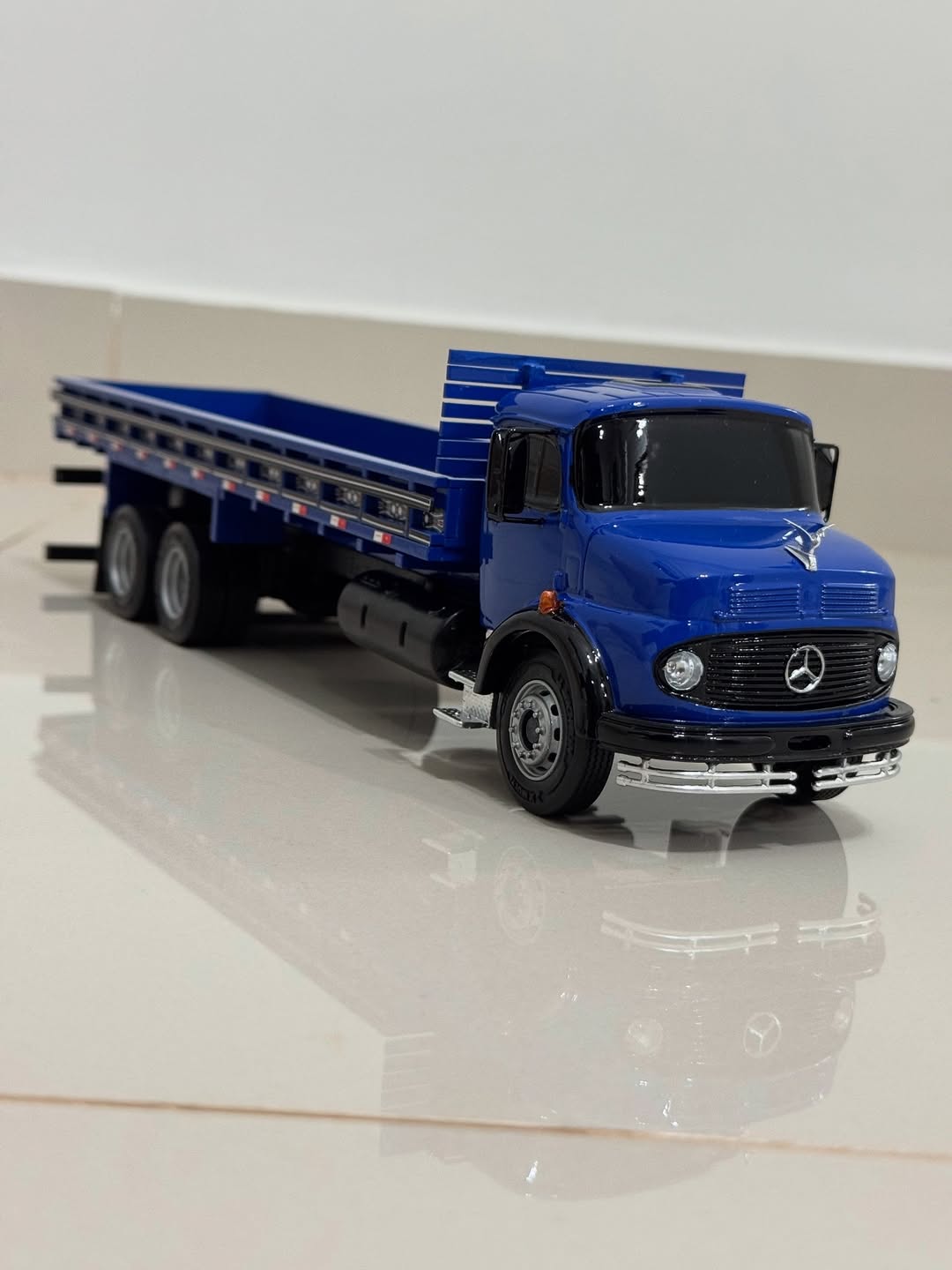 Miniatura Mercedes-Benz 1113 Carga Seca – Escala 1/24