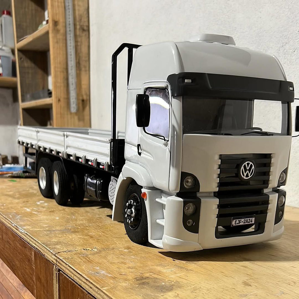 Miniatura Volkswagen Constellation Carroceria Aberta 6x2 – Escala 1/24