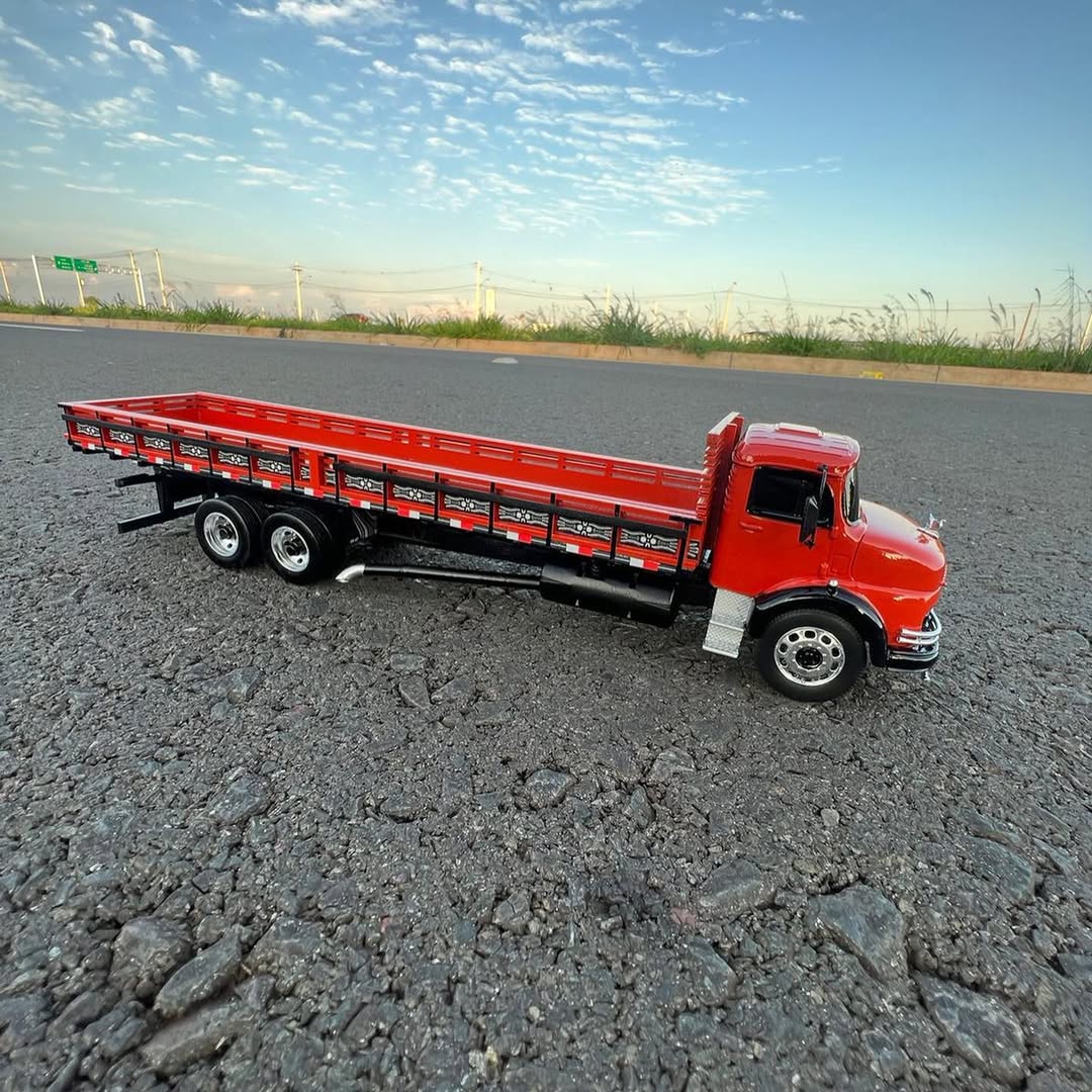 Miniatura Mercedes-Benz L-1113 Truck – Escala 1/24 (Personalizável)