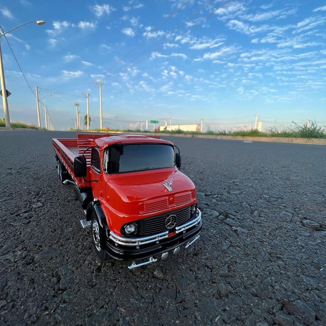 Miniatura Mercedes-Benz L-1113 Truck – Escala 1/24 (Personalizável)