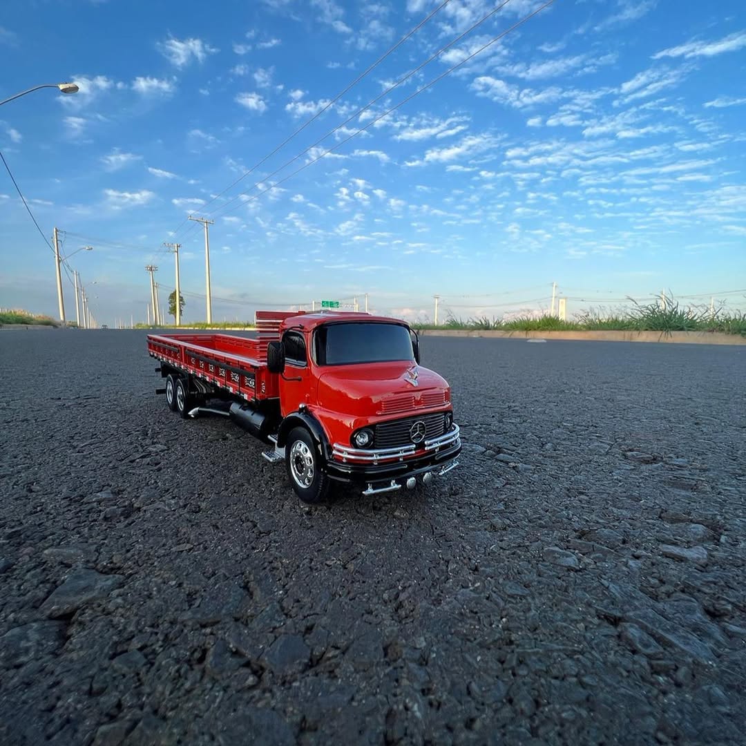 Miniatura Mercedes-Benz L-1113 Truck – Escala 1/12