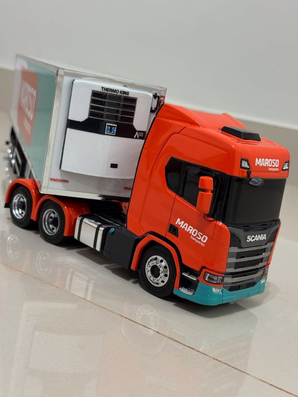 Miniatura Scania NTG + Carreta Refrigerada Facchini – Escala 1/24