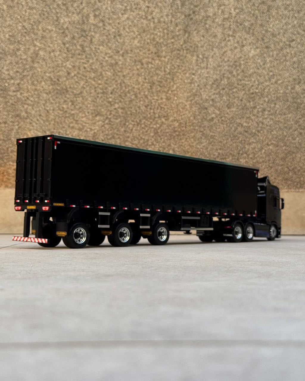 Miniatura Scania NTG com Carreta Vanderleia Sider Guerra – Escala 1/12 1,20M