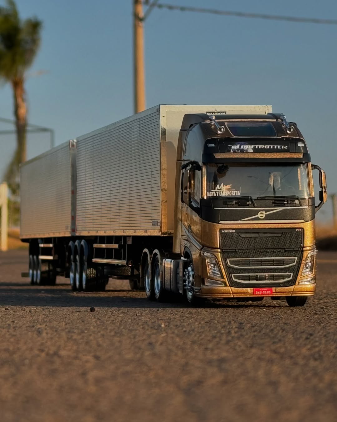 Miniatura Volvo FH com Rodotrem Baú Randon (Escala 1/24)